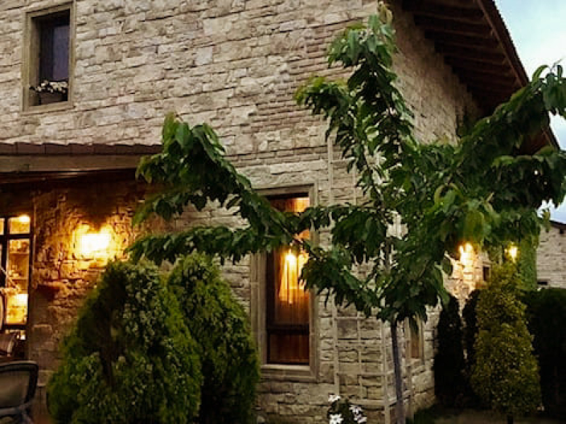 Luxuriöses Haus im italienischen Stil mit Pool, toskanischer Architektur und privatem Garten