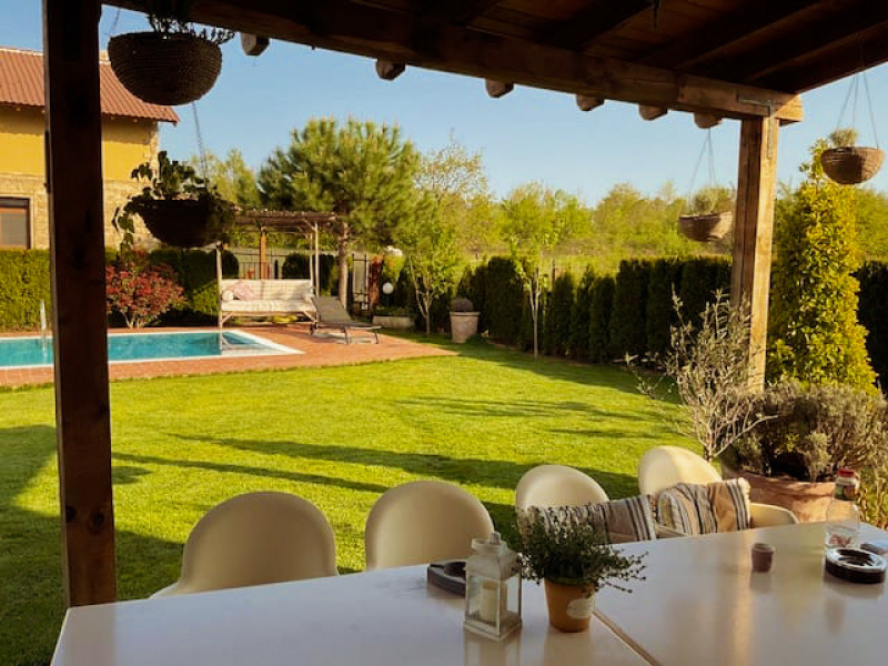 Luxuriöses Haus im italienischen Stil mit Pool, toskanischer Architektur und privatem Garten