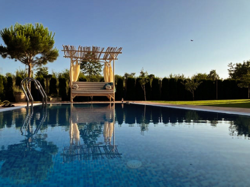 Luxuriöses Haus im italienischen Stil mit Pool, toskanischer Architektur und privatem Garten