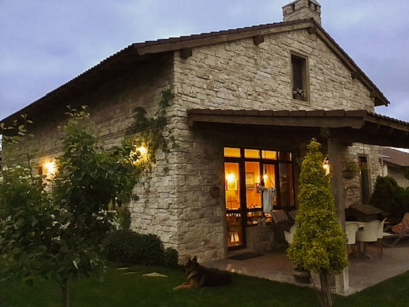 Luxuriöses Haus im italienischen Stil mit Pool, toskanischer Architektur und privatem Garten