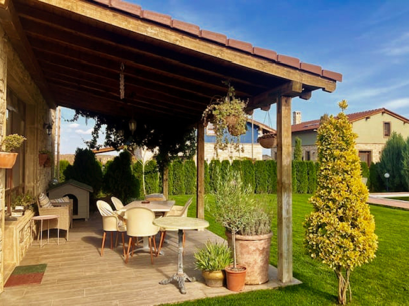 Luxuriöses Haus im italienischen Stil mit Pool, toskanischer Architektur und privatem Garten