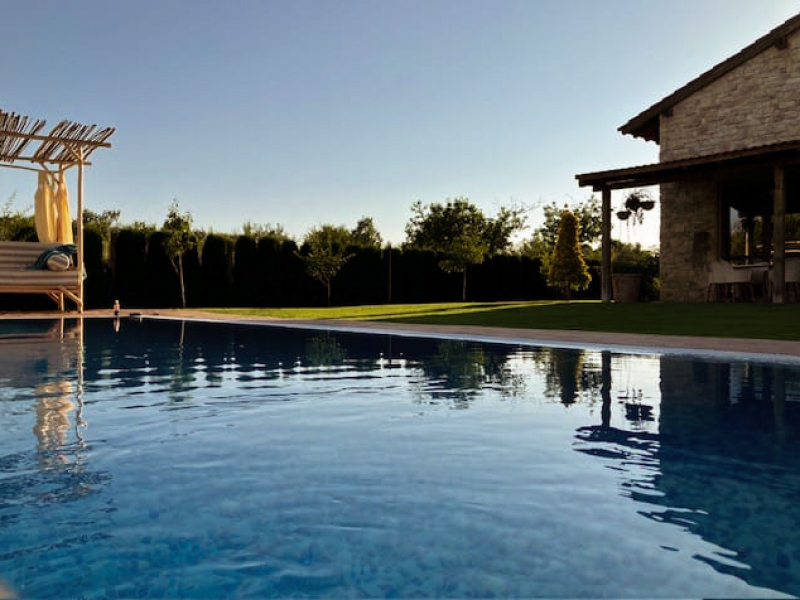 Luxuriöses Haus im italienischen Stil mit Pool, toskanischer Architektur und privatem Garten