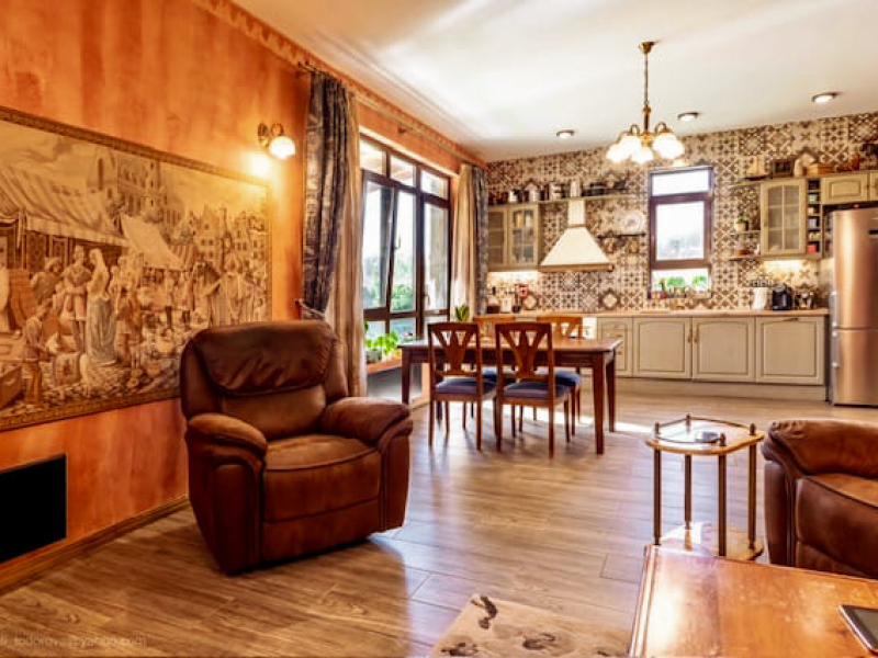 Luxuriöses Haus im italienischen Stil mit Pool, toskanischer Architektur und privatem Garten