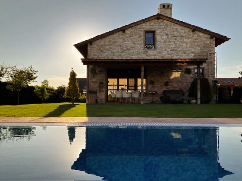 Luxuriöses Haus im italienischen Stil mit Pool, toskanischer Architektur und privatem Garten