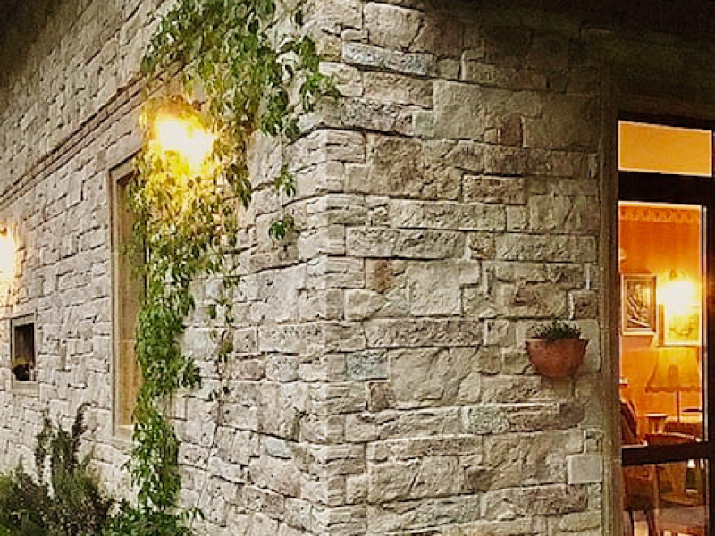 Luxuriöses Haus im italienischen Stil mit Pool, toskanischer Architektur und privatem Garten