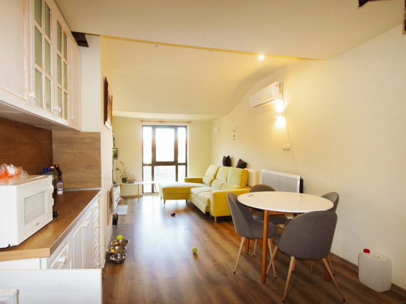 Zweistöckiges, komplett möbliertes Apartment mit zwei Badezimmern und Bergblick