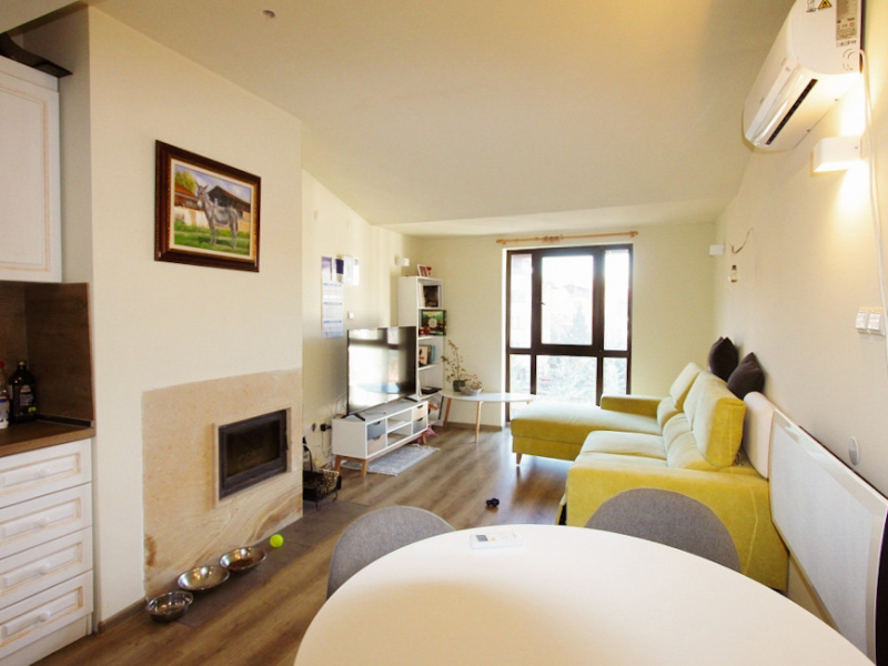 Zweistöckiges, komplett möbliertes Apartment mit zwei Badezimmern und Bergblick