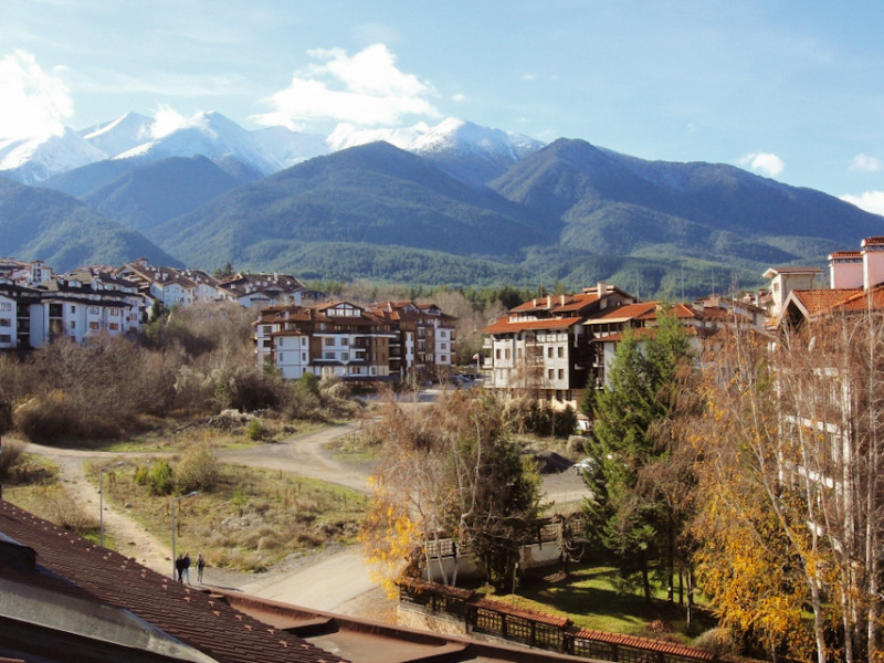 Zweistöckiges, komplett möbliertes Apartment mit zwei Badezimmern und Bergblick