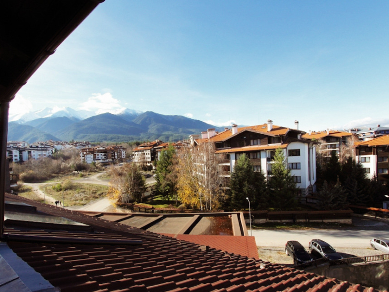 Zweistöckiges, komplett möbliertes Apartment mit zwei Badezimmern und Bergblick