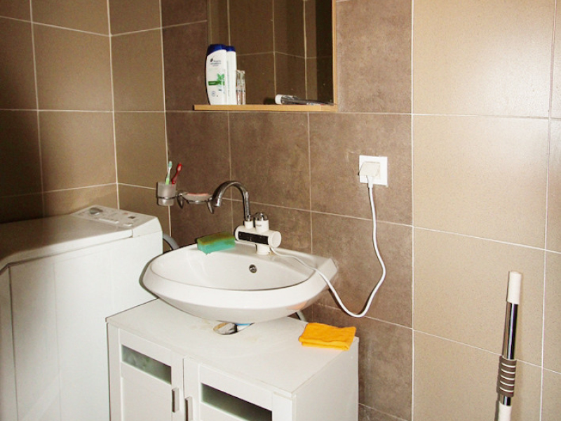 Zweistöckiges, komplett möbliertes Apartment mit zwei Badezimmern und Bergblick
