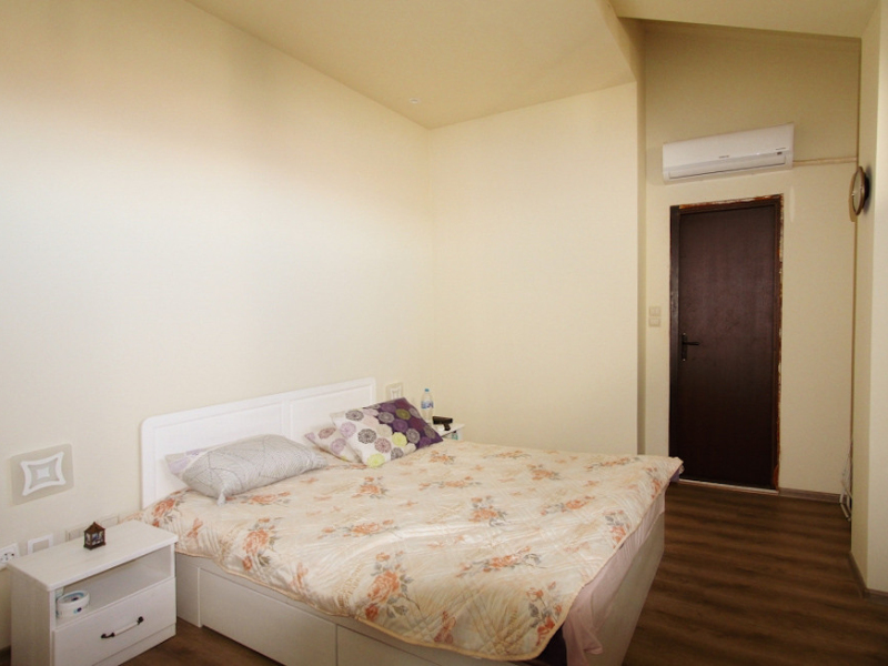 Zweistöckiges, komplett möbliertes Apartment mit zwei Badezimmern und Bergblick