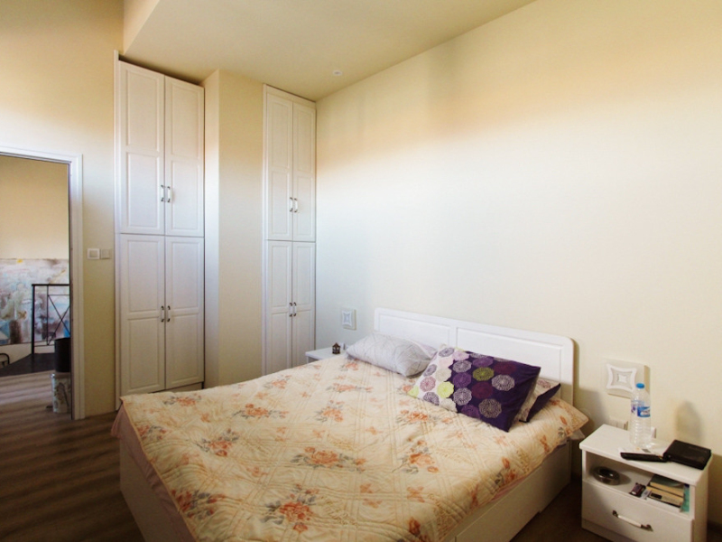 Zweistöckiges, komplett möbliertes Apartment mit zwei Badezimmern und Bergblick