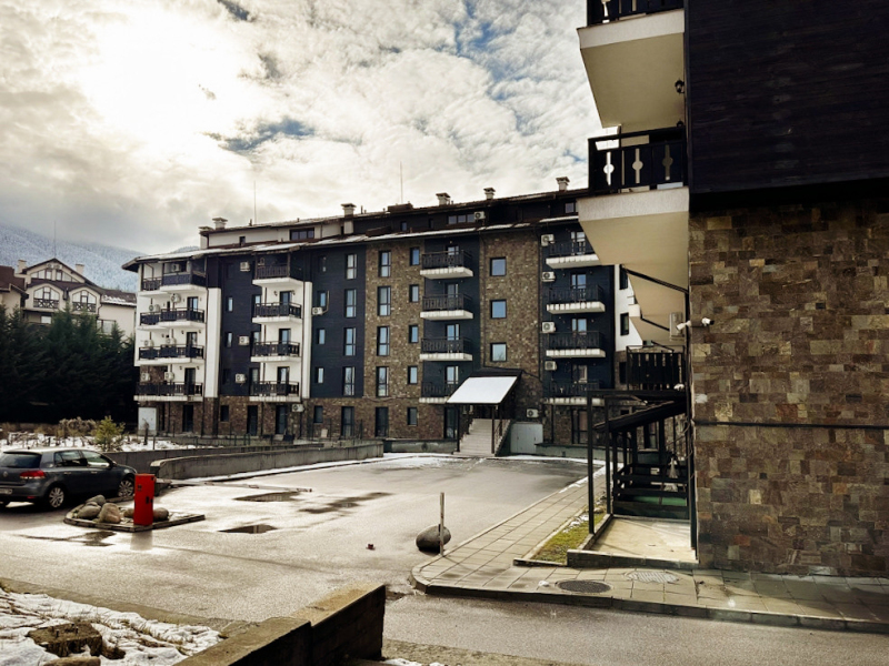 Zweistöckiges, komplett möbliertes Apartment mit zwei Badezimmern und Bergblick