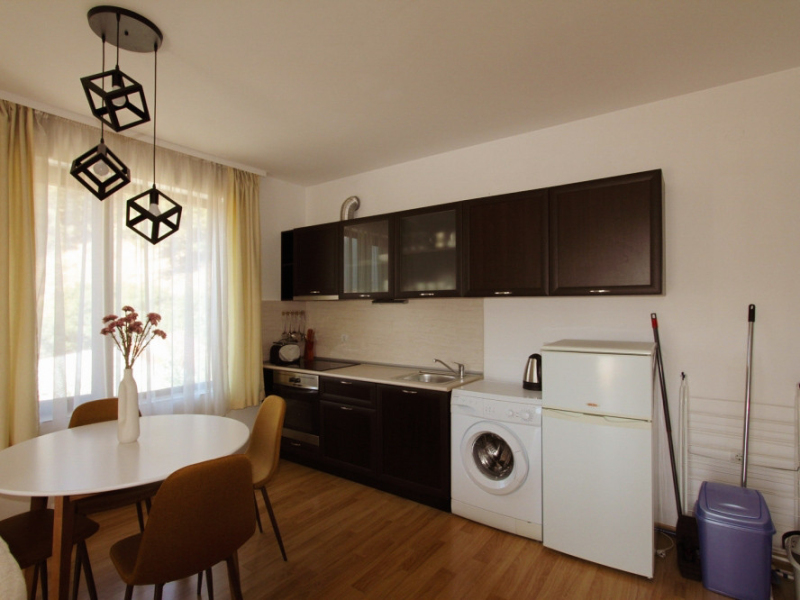 Gemütliches Ein-Zimmer-Apartment mit zwei Balkonen im Tri Hory-Komplex