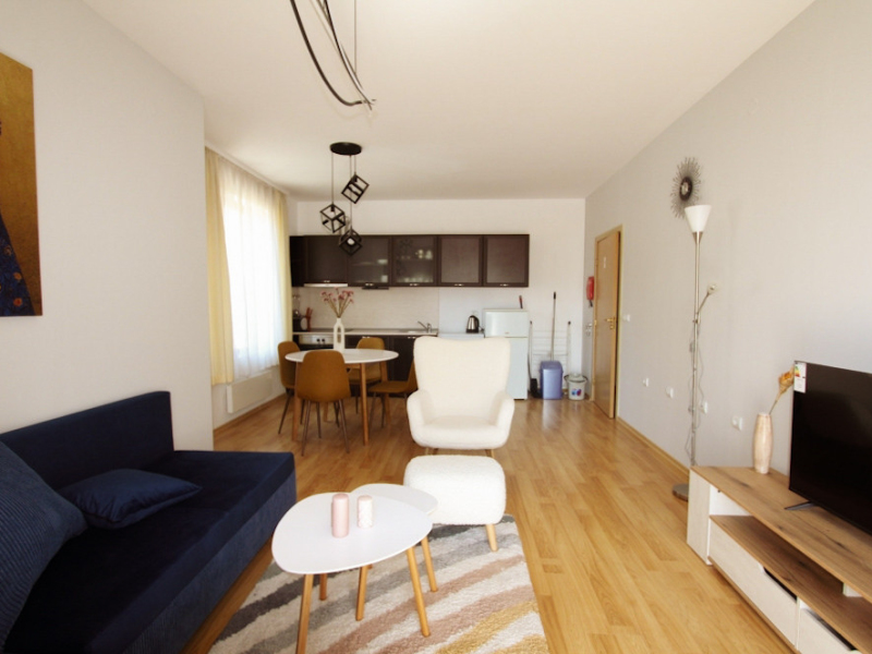 Gemütliches Ein-Zimmer-Apartment mit zwei Balkonen im Tri Hory-Komplex