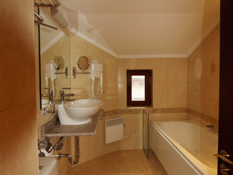 Möblierte Maisonette mit zwei Schlafzimmern und zwei Badezimmern im Downtown-Komplex