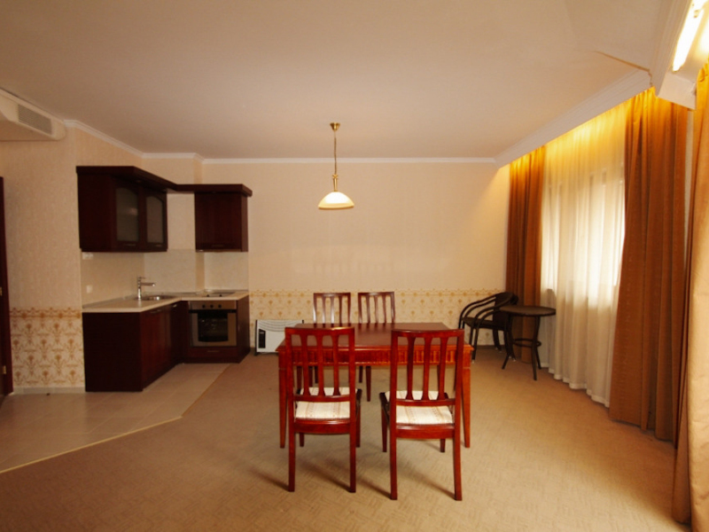 Möblierte Maisonette mit zwei Schlafzimmern und zwei Badezimmern im Downtown-Komplex
