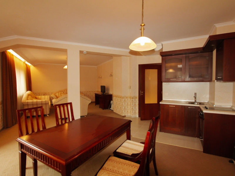 Möblierte Maisonette mit zwei Schlafzimmern und zwei Badezimmern im Downtown-Komplex