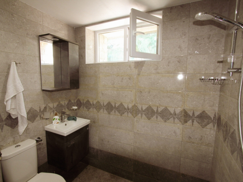 Komplett renoviertes zweistöckiges Haus mit 5 Schlafzimmern, zwei Terrassen und Hof – Dobrinishte
