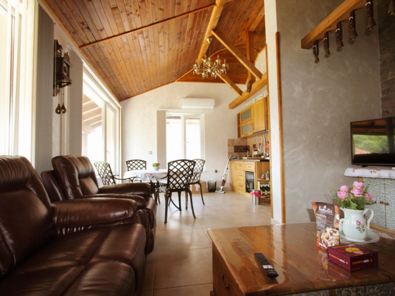 Komplett renoviertes zweistöckiges Haus mit 5 Schlafzimmern, zwei Terrassen und Hof – Dobrinishte
